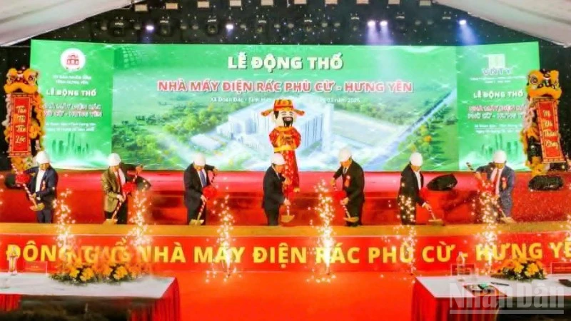Các đại biểu thực hiện nghi thức động thổ dự án.