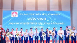 Bí thư Tỉnh ủy Vĩnh Phúc Đặng Xuân Phong chúc mừng các doanh nghiệp xuất sắc năm 2025.