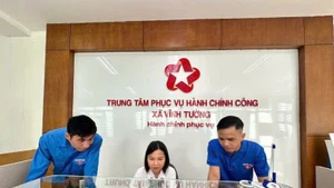 Đoàn viên thanh niên xã Vĩnh Tường hỗ trợ người dân sử dụng dịch vụ công trực tuyến.