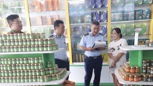 Lực lượng chức năng kiểm tra cơ sở sản xuất, kinh doanh yến chưng. 