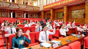 Đại biểu Hội đồng nhân dân tỉnh biểu quyết thông qua các nghị quyết.