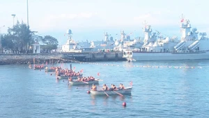 Cán bộ, chiến sĩ Lữ đoàn 162 đua xuồng đầu năm.