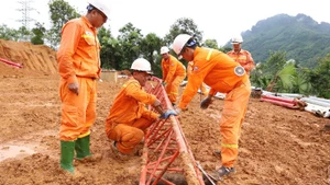 Các lực lượng, đơn vị đang tập trung hỗ trợ để sớm đưa Đường dây 500kV Lào Cai-Vĩnh Yên về đích. (Ảnh: EVN)