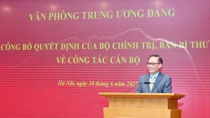 Đồng chí Lê Hoài Trung, Bí thư Trung ương Đảng, Chánh Văn phòng Trung ương phát biểu tại hội nghị. (Ảnh: ĐĂNG KHOA)