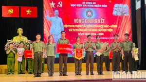 Thượng tá Nguyễn Hồng Thái, Phó Giám đốc Học viện An ninh trao giải nhất hội thi cho đội Chuyên khoa 2.(Ảnh: PHẠM CƯỜNG)