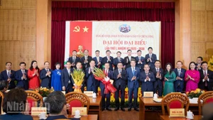 Đồng chí Trần Cẩm Tú và đồng chí Nguyễn Trọng Nghĩa chúc mừng Ban Chấp hành Đảng bộ cơ quan Ban Tuyên giáo và Dân vận Trung ương nhiệm kỳ 2025-2030 .(Ảnh: SƠN TÙNG)