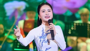 Ca sĩ Thành Lê.