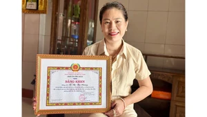 Nhiều bằng khen của các cấp, ngành là phần thưởng động viên chị Tạ Thị Thu Hương tiếp tục làm nhiều việc ý nghĩa cho cộng đồng.