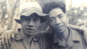 Nhà báo Nghiêm Sỹ Thái (trái) những năm tháng làm báo ở chiến trường.