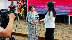 PGS, TS Nguyễn Thị Minh Thái trả lời phỏng vấn tại buổi họp báo.