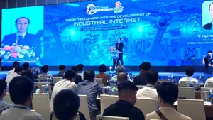 Phó Giám đốc Trung tâm Internet Việt Nam Nguyễn Trường Giang phát biểu khai mạc phiên toàn thể hội nghị.