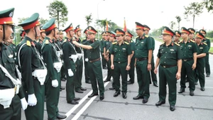 Động viên lực lượng diễu binh, diễu hành.
