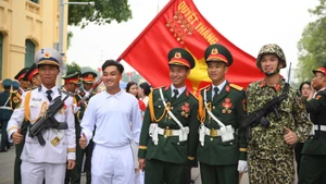Chiến sĩ các khối tham gia diễu binh, diễu hành trước giờ sơ duyệt.