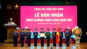 Cảnh sát biển Việt Nam đón nhận Huân chương Chiến công hạng Nhì.
