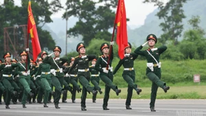 Khối Nữ Quân y tham gia hợp luyện.