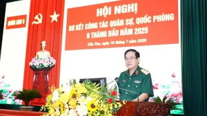 Trung tướng Nguyễn Xuân Dắt, Tư lệnh Quân khu 9 phát biểu tại hội nghị. 