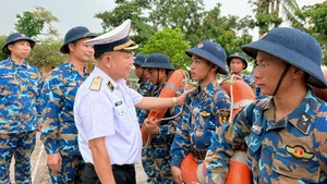 Chuấn Đô đốc Trần Xuân Văn, Bí thư Đảng uỷ, Chính uỷ Vùng 1 Hải quân kiểm tra công tác phòng, chống bão.
