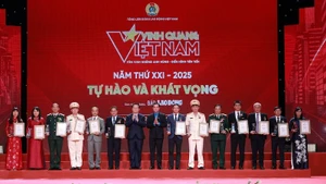 Đại diện của 13 đơn vị tập thể được vinh danh tại chương trình Vinh quang Việt Nam 2025.