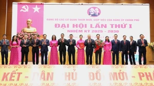 Phó Thủ tướng Thường trực Chính phủ Nguyễn Hoà Bình chụp ảnh lưu niệm cùng các đồng chí trong Ban Chấp hành Đảng bộ các cơ quan tham mưu, giúp việc của Đảng ủy Chính phủ nhiệm kỳ 2025-2030.
