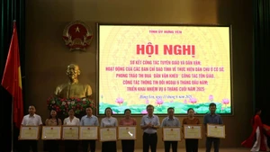 Kkhen thưởng nhiều tập thể, cá nhân có thành tích xuất sắc trong công tác lãnh đạo, chỉ đạo triển khai thực hiện và nhân rộng mô hình “Dân vận khéo” chính quyền phục vụ người dân và doanh nghiệp.