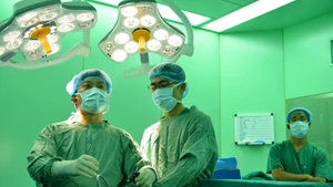 Phó Giáo sư, Tiến sĩ, bác sĩ Võ Duy Long, Phó Trưởng khoa Ngoại tiêu hóa, Bệnh viện Đại học Y Dược Thành phố Hồ Chí Minh thực hiện một ca mổ nội soi dạ dày. 