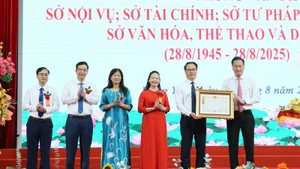 Thừa ủy quyền của Chủ tịch nước, Bí thư Tỉnh ủy Hưng Yên trao Huân chương Độc lập hạng Ba cho Sở Nội vụ tỉnh Hưng Yên.