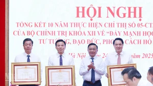 Đồng chí Trần Cẩm Tú trao Bằng khen của Thủ tướng Chính phủ, năm 2025, tặng Đảng bộ Cơ quan Ban Tổ chức Trung ương và 2 đồng chí: Vũ Trọng Lâm, Bí thư Đảng ủy, Giám đốc, Tổng Biên tập Nhà xuất bản Chính trị quốc gia Sự thật; Lê Quang Vinh, Vụ trưởng Vụ Cán bộ, Ban Tổ chức Trung ương. (Ảnh: PHẠM CƯỜNG)