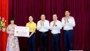 Đồng chí Phan Đình Trạc cùng các nhà hảo tâm trao quà hỗ trợ tỉnh Nghệ An khắc phục hậu quả do hoàn lưu bão số 3 gây ra.