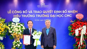 Ông Nguyễn Trung Chính, Chủ tịch Tập đoàn CMC trao quyết định bổ nhiệm cho Phó Giáo sư, Tiến sĩ Nguyễn Thanh Tùng.