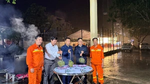 Ông Nguyễn Tuấn Tùng - Chủ tịch Hội đồng thành viên Tổng Công ty Truyền tải điện Quốc gia và ông Nguyễn Công Thắng - Giám đốc Công ty Truyền tải điện 3 chung vui gói bánh chưng đón Tết sớm cùng cán bộ công nhân viên tại Truyền tải điện Đắk Lắk.