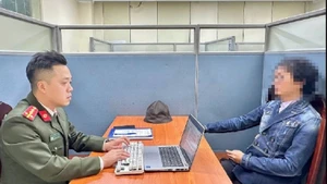 Cơ quan công an làm việc với trường hợp vi phạm.