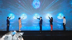 Các đại biểu ấn nút khởi động cuộc thi.