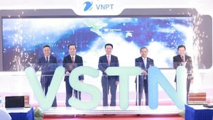Nhấn nút khai trương tuyến cáp quang đất liền quốc tế VSTN.