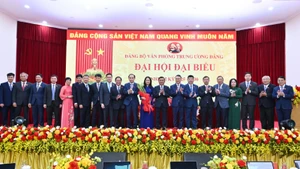 Thường trực Ban Bí thư Trần Cẩm Tú tặng hoa, chúc mừng Ban Chấp hành Đảng bộ Văn phòng Trung ương Đảng nhiệm kỳ 2025-2030. (Ảnh: THỦY NGUYÊN)