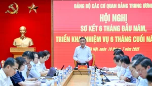 Thường trực Ban Bí thư Trần Cẩm Tú, Bí thư Đảng ủy các cơ quan Đảng Trung ương chủ trì hội nghị. (Ảnh: DUY LINH)