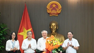 Thay mặt Ban Chỉ đạo 35 Trung ương, đồng chí Ngô Đông Hải chúc mừng Ban Chỉ đạo 35 Đảng ủy Chính phủ. (Ảnh: DUY LINH)