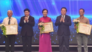 Trưởng ban Tuyên giáo Trung ương Nguyễn Trọng Nghĩa (thứ hai từ phải) và Chủ tịch Hội đồng Lý luận, phê bình văn học, nghệ thuật T.Ư Nguyễn Thế Kỷ (thứ hai từ trái) trao giải thưởng mức B năm 2023 cho các tác giả.