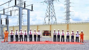 Các đại biểu thực hiện nghi thức gắn biển công trình “04 xuất tuyến 110kV sau trạm biến áp 220kV Phú Bình 2” – công trình tiêu biểu chào mừng Đại hội Đảng bộ EVN lần thứ IV, nhiệm kỳ 2025–2030. (Ảnh: EVNNPC)
