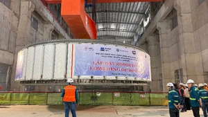 Rotor được kiểm tra và theo dõi kỹ lưỡng trong quá trình lắp đặt. (Ảnh: LÊ CHI) 
