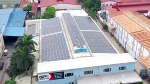 Hệ thống điện mặt trời áp mái tại Công ty TNHH Cao su Giải phóng. (Ảnh: LÊ CHI)