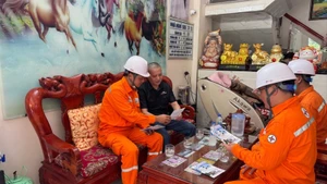 Ngành điện thực hiện tuyên truyền với khách hàng sử dụng điện. (Ảnh: LÊ CHI) 