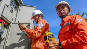 Kiểm tra tủ điện, bảo đảm hệ thống vận hành an toàn, ổn định. (Ảnh: EVN)