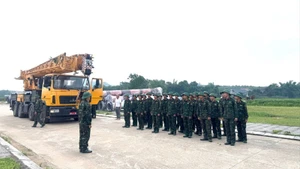 Quân khu 2 đã điều động lực lượng và vật lực hỗ trợ thi công Dự án Đường dây 500 KV Lào Cai-Vĩnh Yên. (Ảnh: LÊ CHI)
