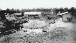 Công trường xây dựng Nhà máy Đèn Bờ Hồ năm 1892. (Ảnh: EVNHANOI)