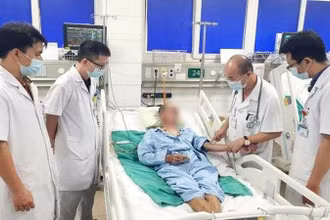 Phó Giáo sư, Tiến sĩ Đỗ Duy Cường cùng các bác sĩ Bệnh viện Bạch Mai hội chẩn ca bệnh 63 tuổi đến từ xã Quỳnh An, tỉnh Hưng Yên. (Ảnh: NGUYÊN HÀ)