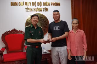 Thượng tá Ngô Quang Phiên, Chủ nhiệm Chính trị (Ban Chỉ huy Bộ đội Biên phòng tỉnh Hưng Yên) trao trả lại tài sản nhặt được trên đường cho người dân.