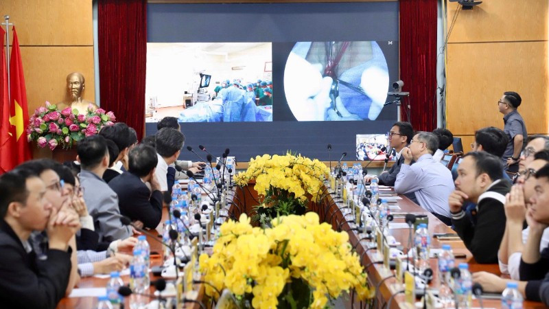 Các chuyên gia trong nước và quốc tế cùng trao đổi, chia sẻ các vấn đề chuyên môn liên quan phẫu thuật vNOTES.