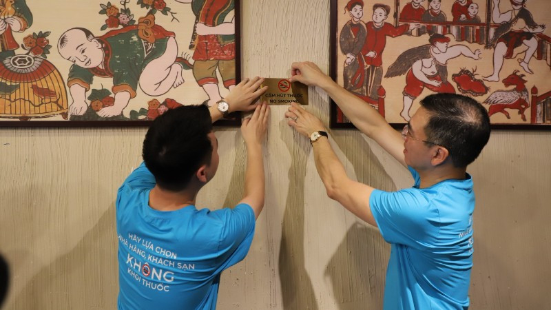 Gắn biển "Cấm hút thuốc" tại nhà hàng, khách sạn trên địa bàn thành phố Huế.
