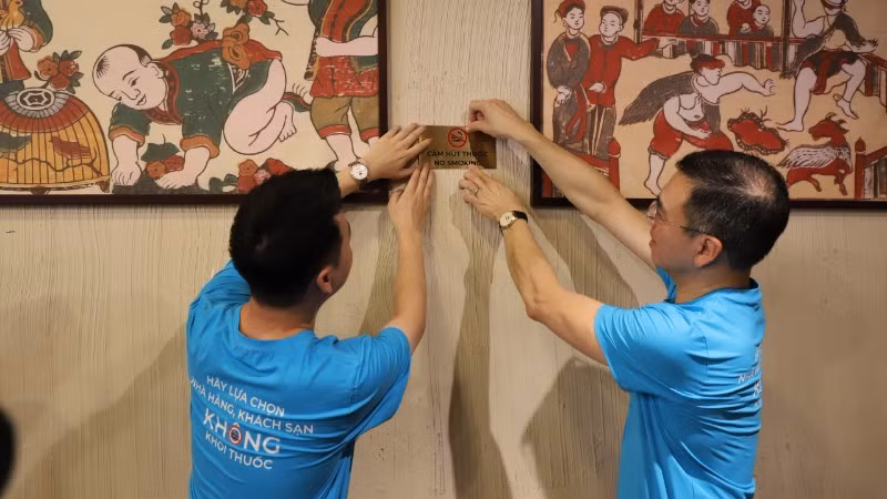 Gắn biển "Cấm hút thuốc" tại nhà hàng, khách sạn trên địa bàn thành phố Huế.