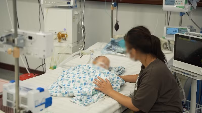 Cháu bé đang được theo dõi, chăm sóc tại Bệnh viện Nhi Hà Nội.